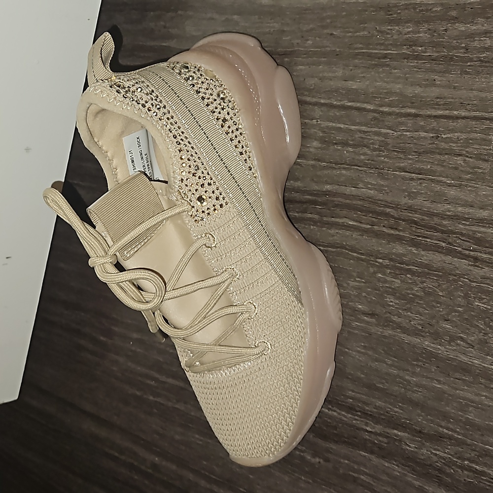 Madden girl. Tan. 6.5